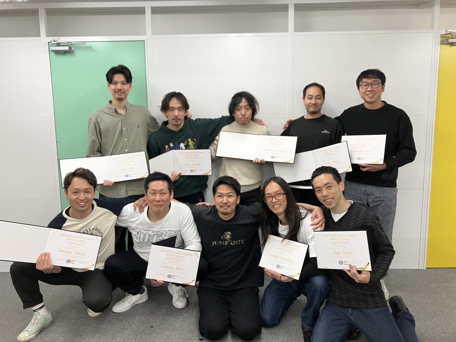 マスター講座の認定証を手にした受講生と講師の集合写真